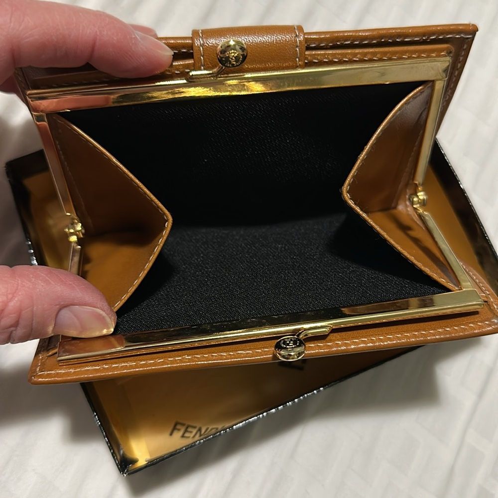 🔥NWT Authentic Fendi PEQUIN KISS-LOCK WALLET - Picture 11 of 12